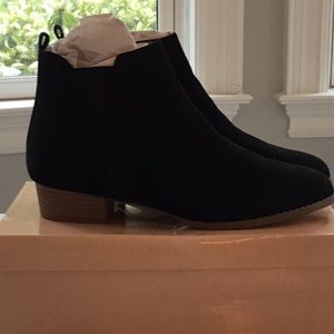 NWT Forever 21 faux suede Chelsea boot. Size 10